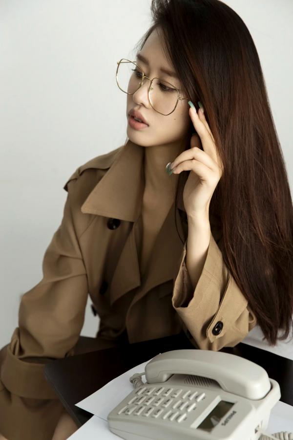    周一加班 Chenaling_CL：职场风衣女神黑丝丝袜OL制服诱惑，知性眼镜美女办公桌私房大片第28张图片