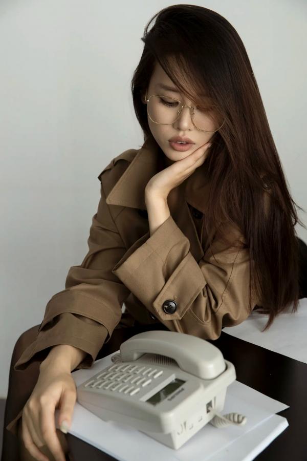    周一加班 Chenaling_CL：职场风衣女神黑丝丝袜OL制服诱惑，知性眼镜美女办公桌私房大片第30张图片