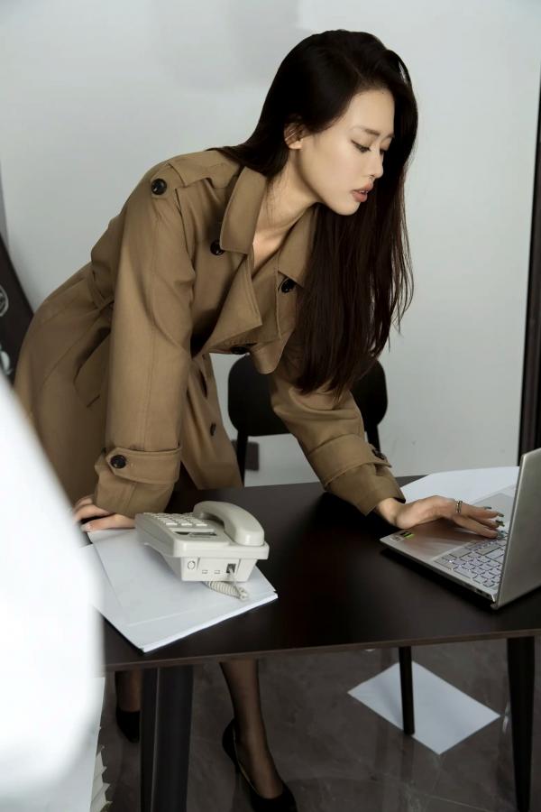    周一加班 Chenaling_CL：职场风衣女神黑丝丝袜OL制服诱惑，知性眼镜美女办公桌私房大片第33张图片