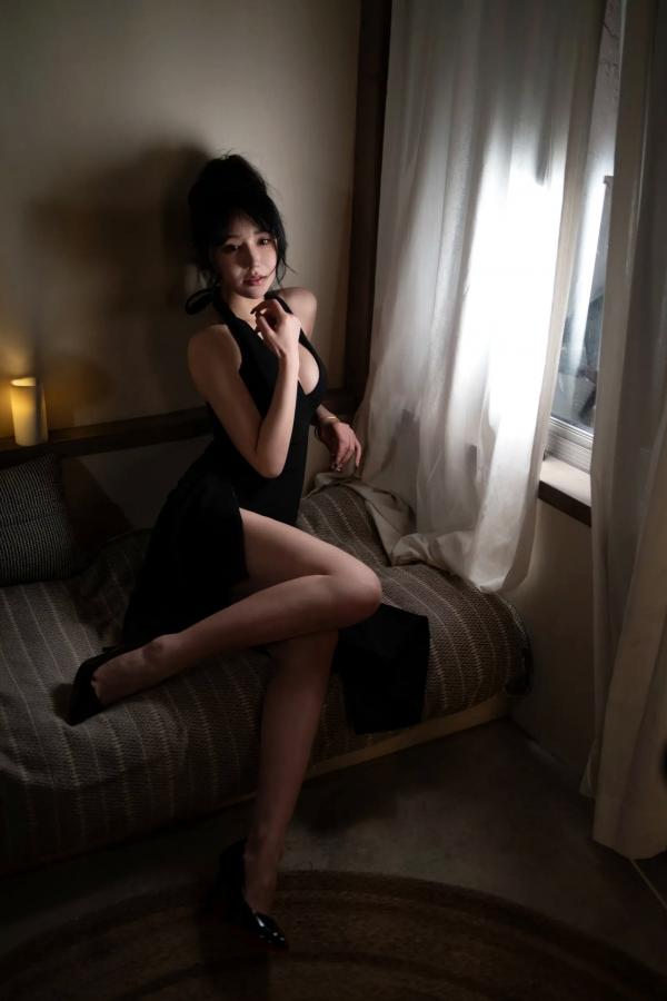    《休憩时光》圆圆橙：身着黑色高开叉礼裙，室内居家氛围尽显冷艳气质与极致诱惑，完美身材令人心动 [34P]第1张图片