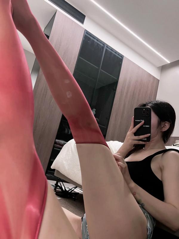   陈佩奇 蜜桃私房自拍——黑色短背心搭配波点丝袜，卧室镜前展现迷人曲线与极品美腿，性感撩人第13张图片