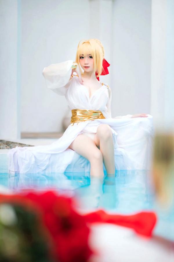    焖焖碳FGO尼禄COS：优雅泳池畔的梦幻睡裙演绎，唯美角色扮演展现圣洁气质与绝美风姿 [27P]第4张图片
