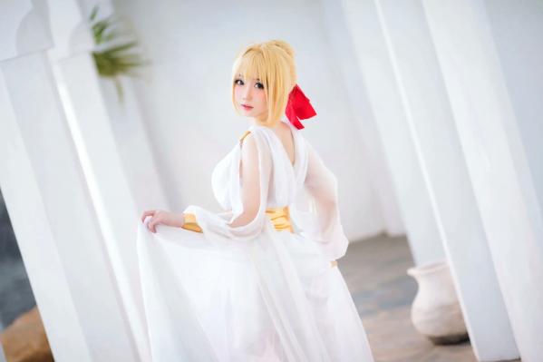    焖焖碳FGO尼禄COS：优雅泳池畔的梦幻睡裙演绎，唯美角色扮演展现圣洁气质与绝美风姿 [27P]第13张图片