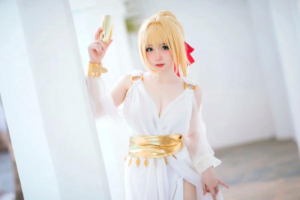    焖焖碳FGO尼禄COS：优雅泳池畔的梦幻睡裙演绎，唯美角色扮演展现圣洁气质与绝美风姿 [27P]第16张图片