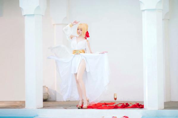   焖焖碳FGO尼禄COS：优雅泳池畔的梦幻睡裙演绎，唯美角色扮演展现圣洁气质与绝美风姿 [27P]第19张图片