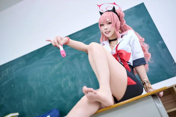    Maou Mo Kirara校园制服Cosplay，粉发少女萌系甜美写真，足部特写秀第1张图片