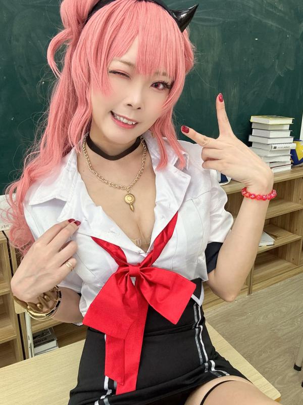    Maou Mo Kirara校园制服Cosplay，粉发少女萌系甜美写真，足部特写秀第18张图片