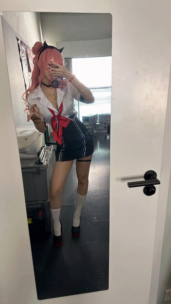    Maou Mo Kirara校园制服Cosplay，粉发少女萌系甜美写真，足部特写秀第24张图片