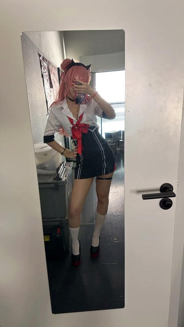    Maou Mo Kirara校园制服Cosplay，粉发少女萌系甜美写真，足部特写秀第25张图片