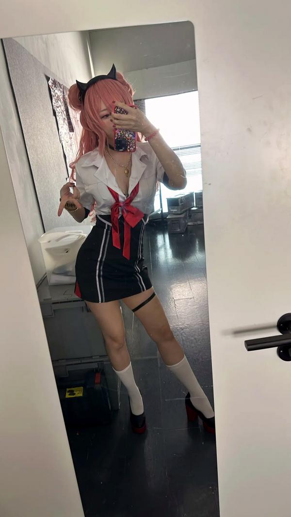    Maou Mo Kirara校园制服Cosplay，粉发少女萌系甜美写真，足部特写秀第26张图片