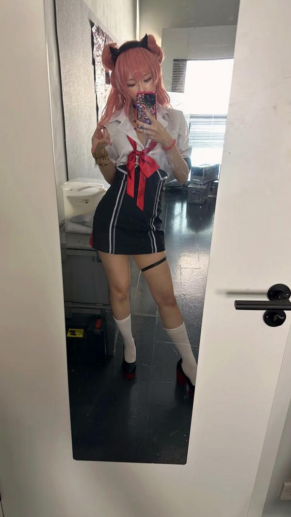    Maou Mo Kirara校园制服Cosplay，粉发少女萌系甜美写真，足部特写秀第29张图片