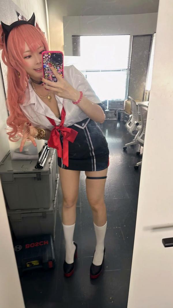    Maou Mo Kirara校园制服Cosplay，粉发少女萌系甜美写真，足部特写秀第31张图片