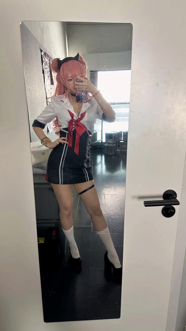    Maou Mo Kirara校园制服Cosplay，粉发少女萌系甜美写真，足部特写秀第35张图片