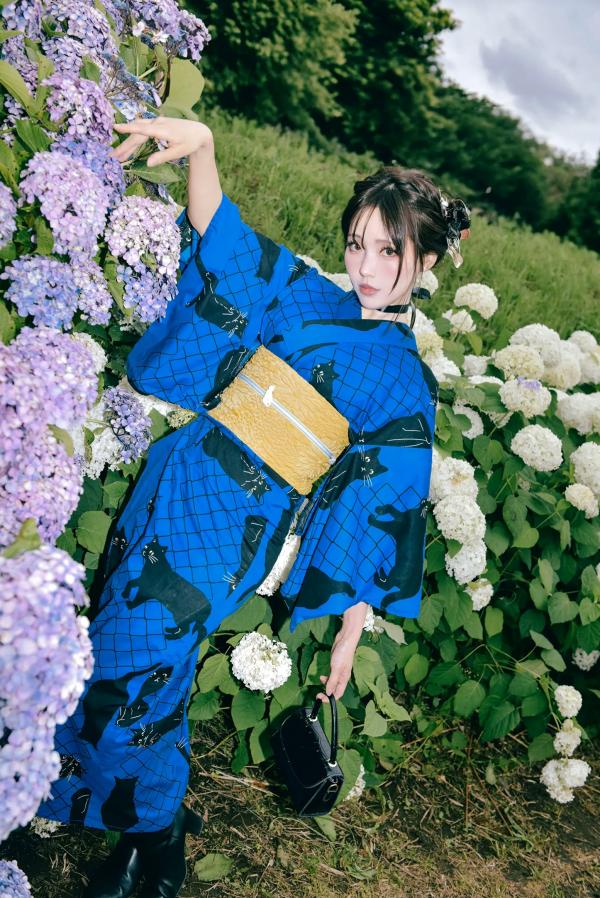    Ely_eee(ElyEE子) - 雨季黑猫日系和服绣球花唯美写真 [38P]第1张图片