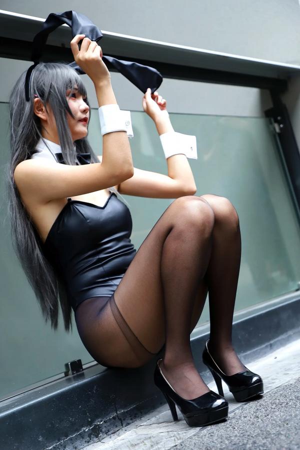    《黑色系cos兔女郎制服诱惑，户外黑丝长腿唯美写真 [136P]》第50张图片