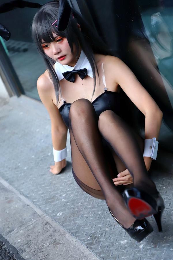    《黑色系cos兔女郎制服诱惑，户外黑丝长腿唯美写真 [136P]》第109张图片
