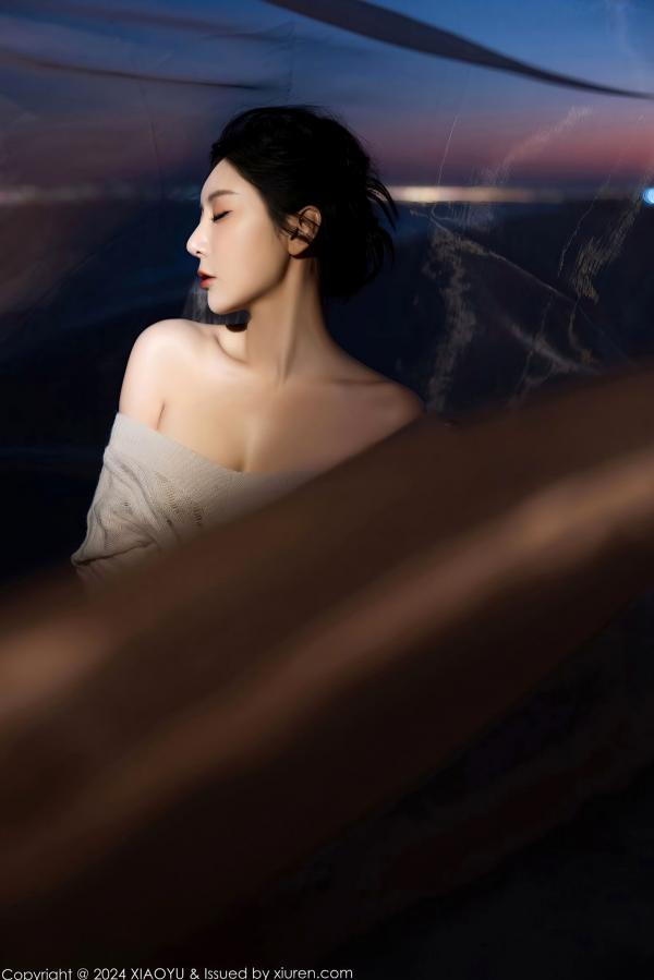 王馨瑶   王馨瑶yanni海南旅拍极致诱惑，黑色羽毛装大尺度私房高清图集第17张图片