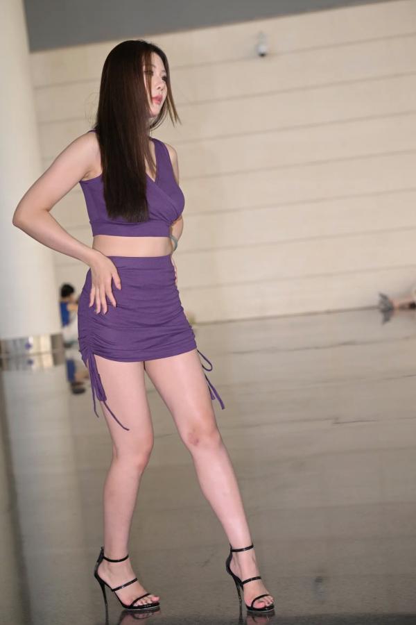   紫色修身两件套纱裙美女街拍：气质女神极品身材尽显优雅迷人，都市时尚风情写真 [134P]第75张图片