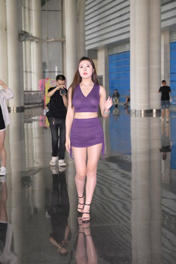    紫色修身两件套纱裙美女街拍：气质女神极品身材尽显优雅迷人，都市时尚风情写真 [134P]第85张图片