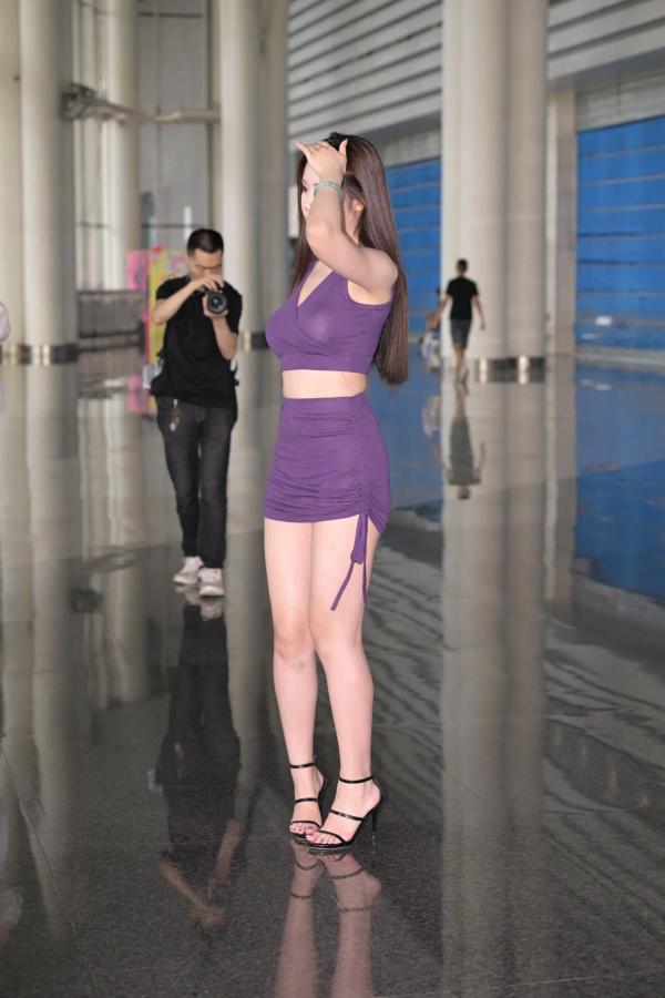    紫色修身两件套纱裙美女街拍：气质女神极品身材尽显优雅迷人，都市时尚风情写真 [134P]第92张图片