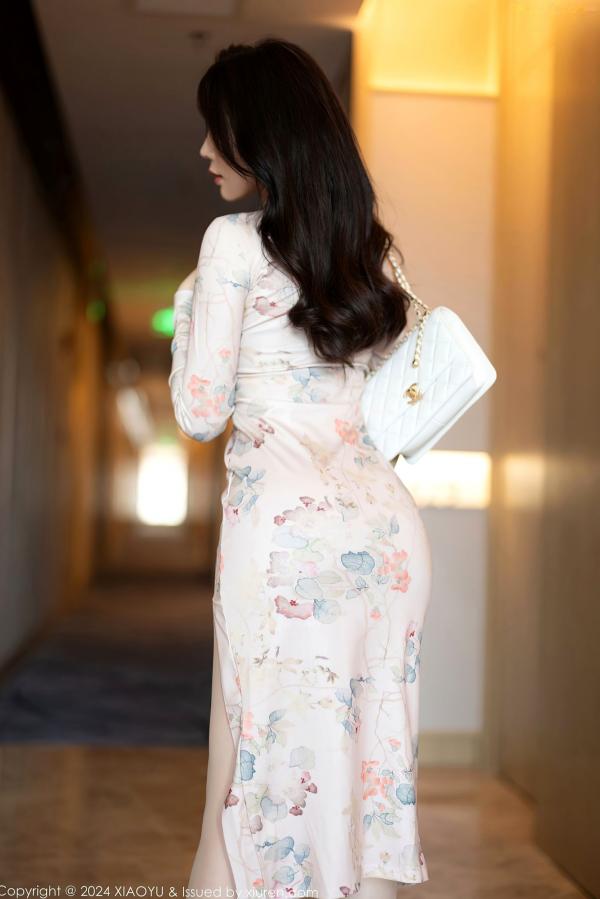徐莉芝Booty 陈芝  XiaoYu语画界-1199-徐莉芝：紧身印花旗袍勾勒曼妙曲线，酒店私房写真，秀出白皙美腿极致诱惑第9张图片