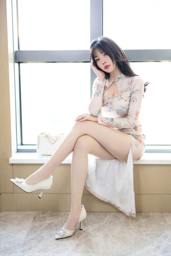 徐莉芝Booty 陈芝  XiaoYu语画界-1199-徐莉芝：紧身印花旗袍勾勒曼妙曲线，酒店私房写真，秀出白皙美腿极致诱惑第12张图片