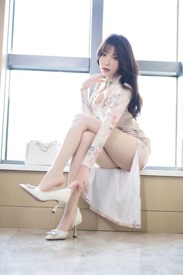 徐莉芝Booty 陈芝  XiaoYu语画界-1199-徐莉芝：紧身印花旗袍勾勒曼妙曲线，酒店私房写真，秀出白皙美腿极致诱惑第15张图片