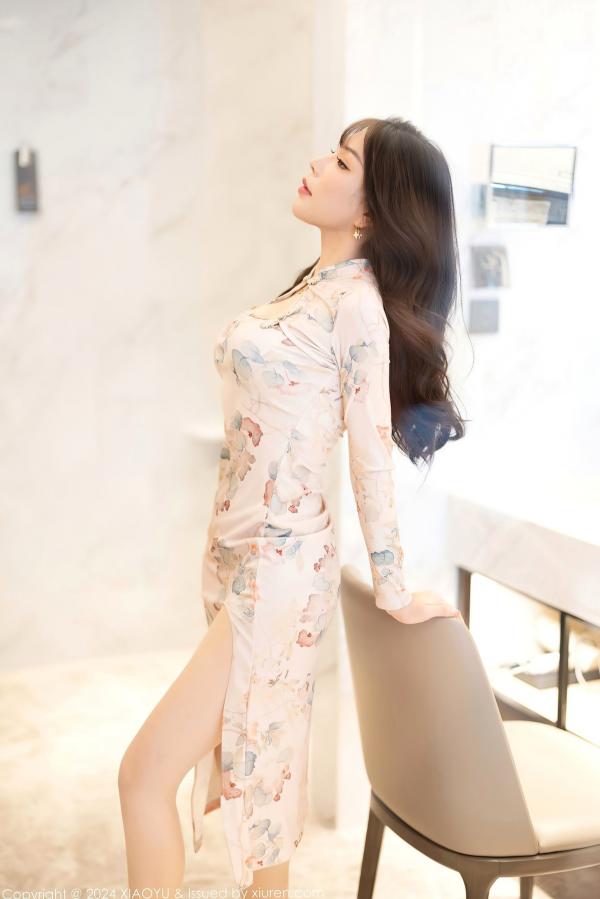 徐莉芝Booty 陈芝  XiaoYu语画界-1199-徐莉芝：紧身印花旗袍勾勒曼妙曲线，酒店私房写真，秀出白皙美腿极致诱惑第29张图片