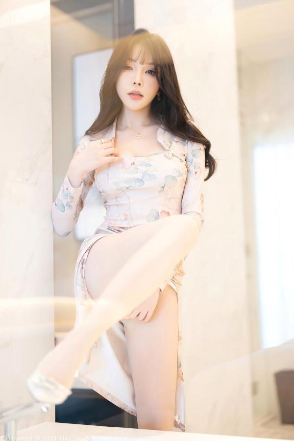 徐莉芝Booty 陈芝  XiaoYu语画界-1199-徐莉芝：紧身印花旗袍勾勒曼妙曲线，酒店私房写真，秀出白皙美腿极致诱惑第37张图片