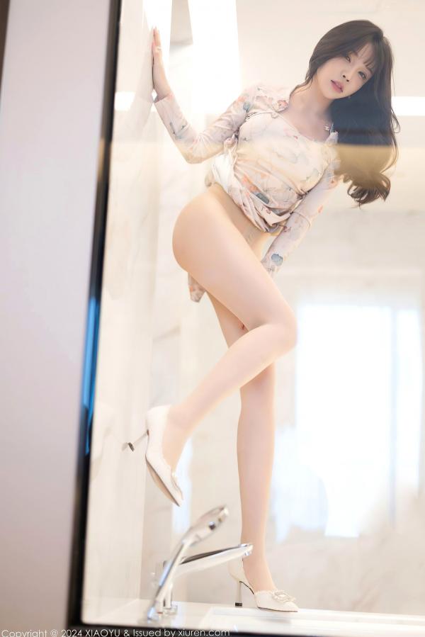 徐莉芝Booty 陈芝  XiaoYu语画界-1199-徐莉芝：紧身印花旗袍勾勒曼妙曲线，酒店私房写真，秀出白皙美腿极致诱惑第42张图片