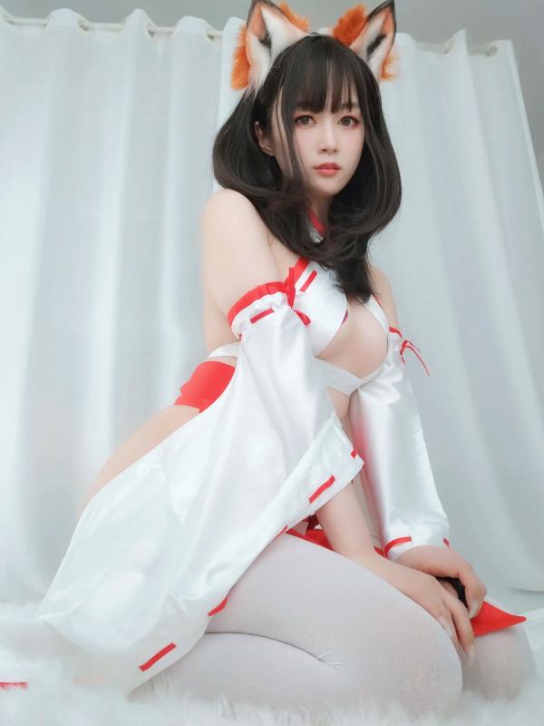    Coser白银 - 神社小狐狸，极品二次元狐耳巫女Cosplay，清纯可爱与性感私房写真大尺度福利第10张图片