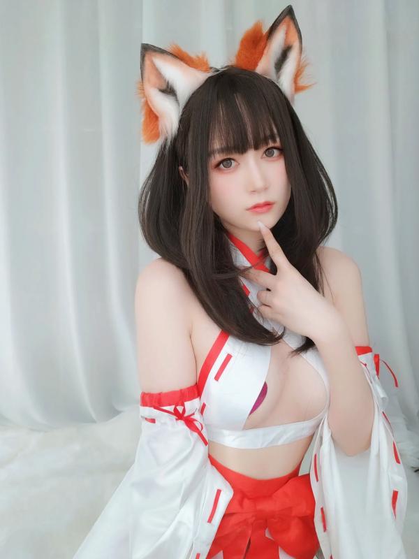    Coser白银 - 神社小狐狸，极品二次元狐耳巫女Cosplay，清纯可爱与性感私房写真大尺度福利第19张图片
