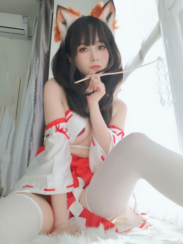    Coser白银 - 神社小狐狸，极品二次元狐耳巫女Cosplay，清纯可爱与性感私房写真大尺度福利第22张图片