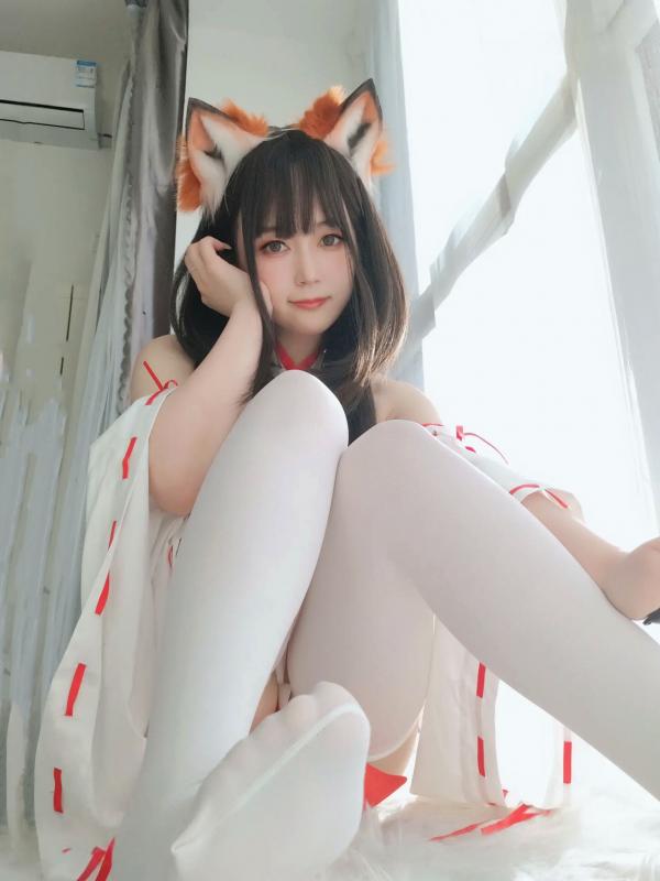   Coser白银 - 神社小狐狸，极品二次元狐耳巫女Cosplay，清纯可爱与性感私房写真大尺度福利第23张图片