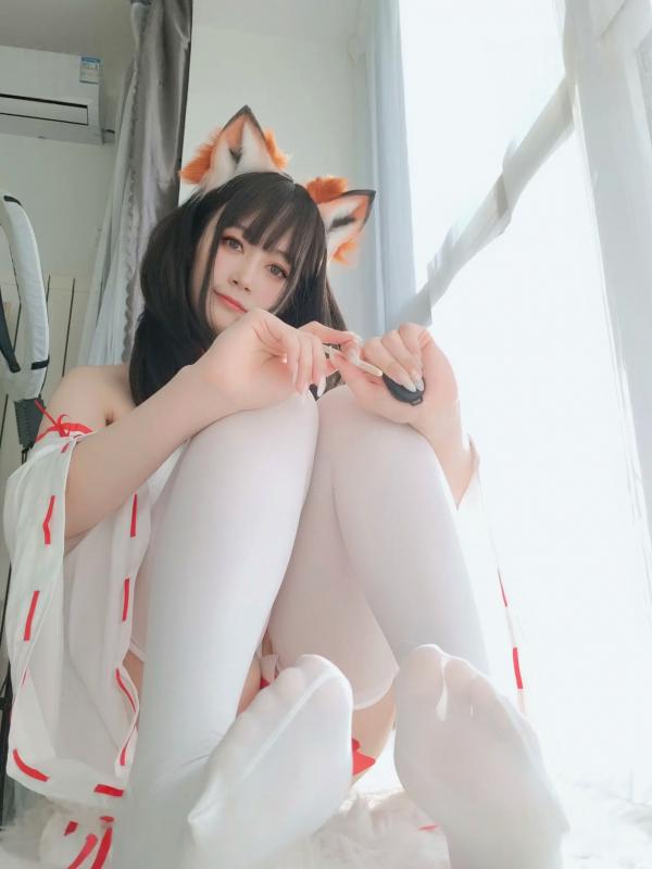    Coser白银 - 神社小狐狸，极品二次元狐耳巫女Cosplay，清纯可爱与性感私房写真大尺度福利第24张图片