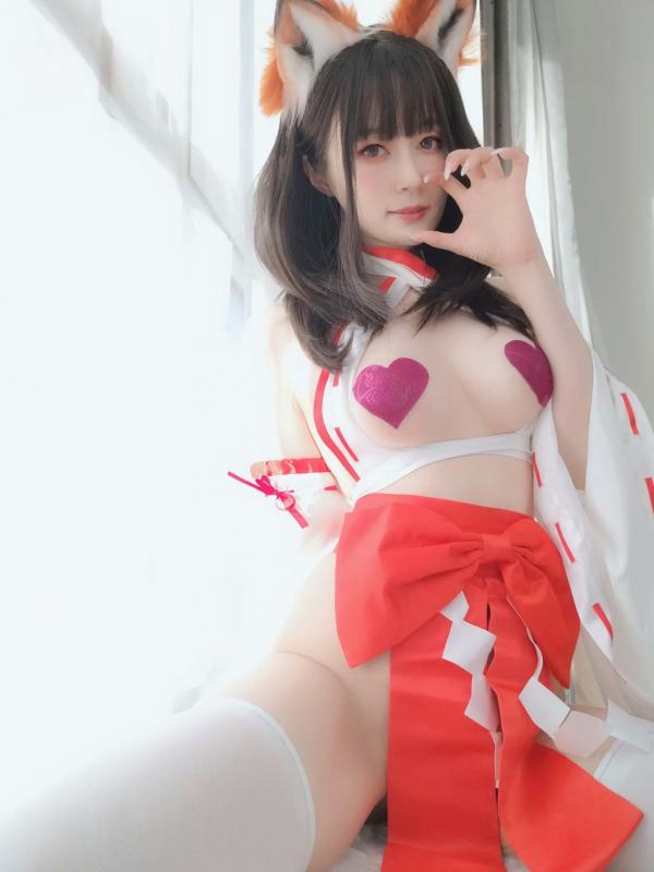    Coser白银 - 神社小狐狸，极品二次元狐耳巫女Cosplay，清纯可爱与性感私房写真大尺度福利第32张图片