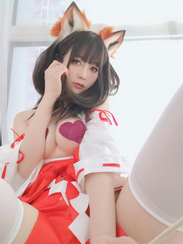    Coser白银 - 神社小狐狸，极品二次元狐耳巫女Cosplay，清纯可爱与性感私房写真大尺度福利第34张图片