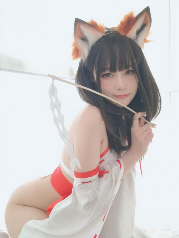   Coser白银 - 神社小狐狸，极品二次元狐耳巫女Cosplay，清纯可爱与性感私房写真大尺度福利第46张图片