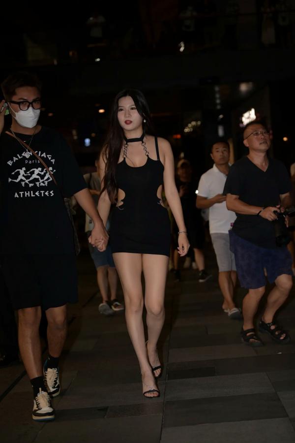    黑色修身裙夜间街拍，长腿女神尽显性感身姿 [174P]第1张图片