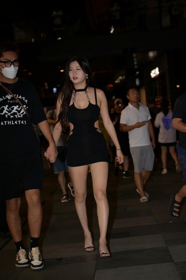    黑色修身裙夜间街拍，长腿女神尽显性感身姿 [174P]第2张图片