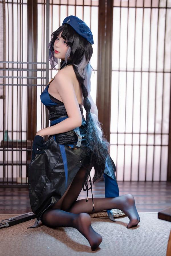    轩萧学姐 - 秧秧，游戏角色高还原Cosplay，冷艳飒爽制服配黑丝长腿，极品女神摄影棚写真第1张图片