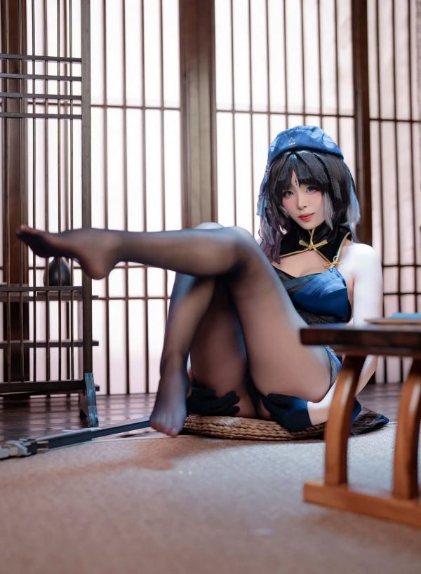    轩萧学姐 - 秧秧，游戏角色高还原Cosplay，冷艳飒爽制服配黑丝长腿，极品女神摄影棚写真第2张图片