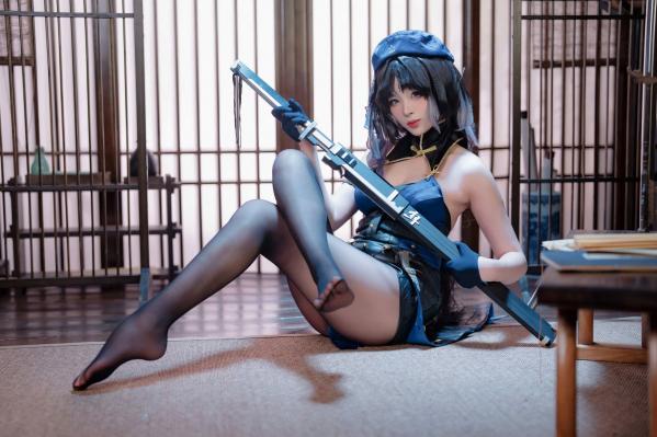    轩萧学姐 - 秧秧，游戏角色高还原Cosplay，冷艳飒爽制服配黑丝长腿，极品女神摄影棚写真第8张图片