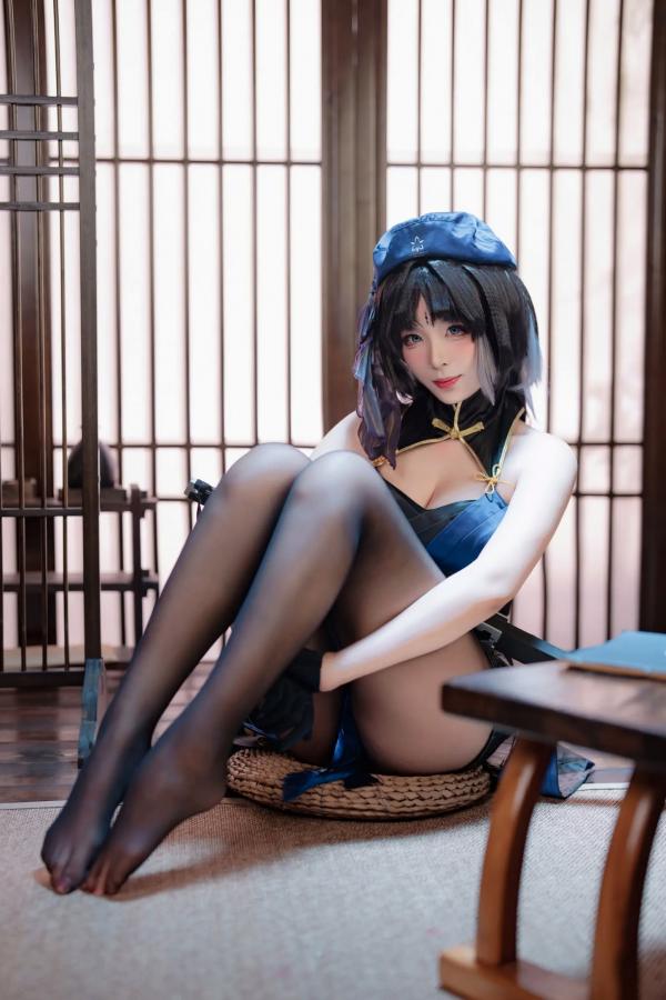    轩萧学姐 - 秧秧，游戏角色高还原Cosplay，冷艳飒爽制服配黑丝长腿，极品女神摄影棚写真第13张图片
