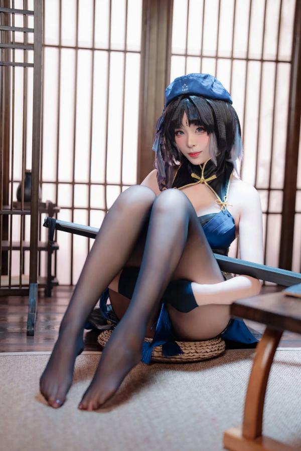    轩萧学姐 - 秧秧，游戏角色高还原Cosplay，冷艳飒爽制服配黑丝长腿，极品女神摄影棚写真第24张图片