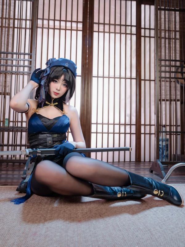    轩萧学姐 - 秧秧，游戏角色高还原Cosplay，冷艳飒爽制服配黑丝长腿，极品女神摄影棚写真第28张图片