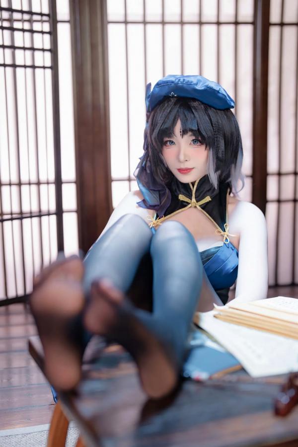    轩萧学姐 - 秧秧，游戏角色高还原Cosplay，冷艳飒爽制服配黑丝长腿，极品女神摄影棚写真第43张图片
