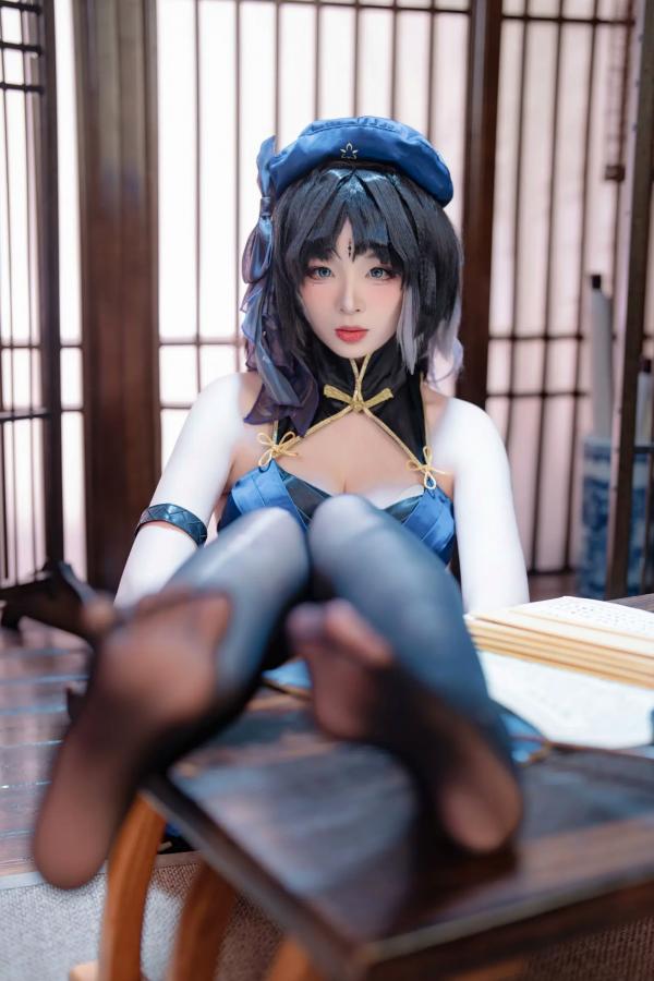    轩萧学姐 - 秧秧，游戏角色高还原Cosplay，冷艳飒爽制服配黑丝长腿，极品女神摄影棚写真第48张图片