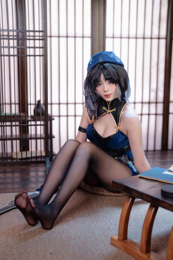    轩萧学姐 - 秧秧，游戏角色高还原Cosplay，冷艳飒爽制服配黑丝长腿，极品女神摄影棚写真第58张图片