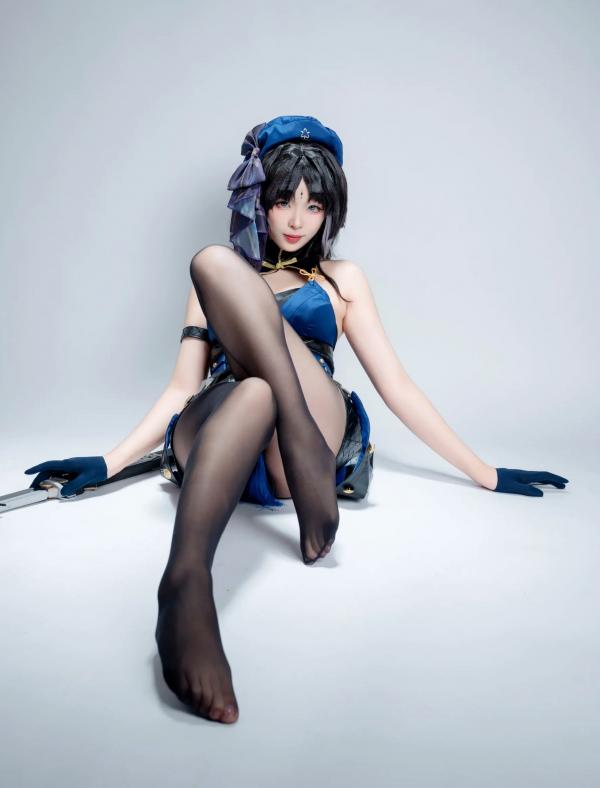    轩萧学姐 - 秧秧，游戏角色高还原Cosplay，冷艳飒爽制服配黑丝长腿，极品女神摄影棚写真第62张图片